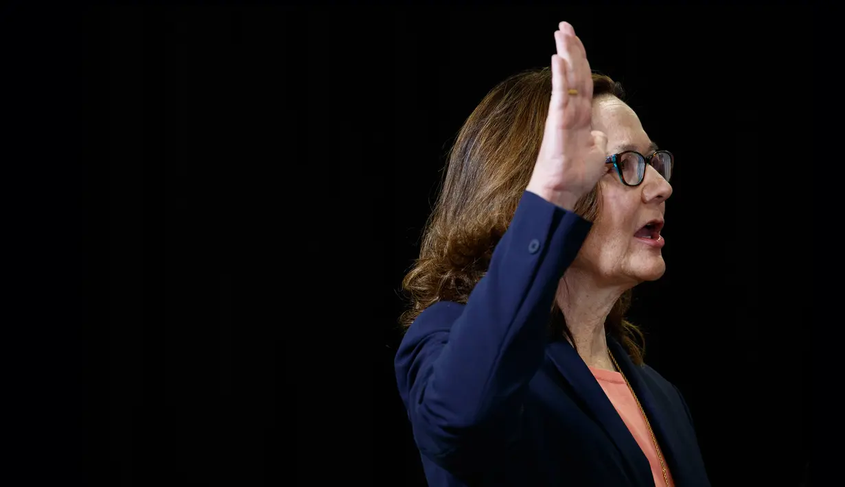 Gina Haspel diambil sumpahnya sebagai Direktur Badan Intelijen Pusat AS atau CIA yang baru di markas besar CIA, Virginia, Senin (21/5). Haspel mencetak sejarah sebagai wanita pertama yang menjabat Direktur CIA. (AP Photo/Evan Vucci)