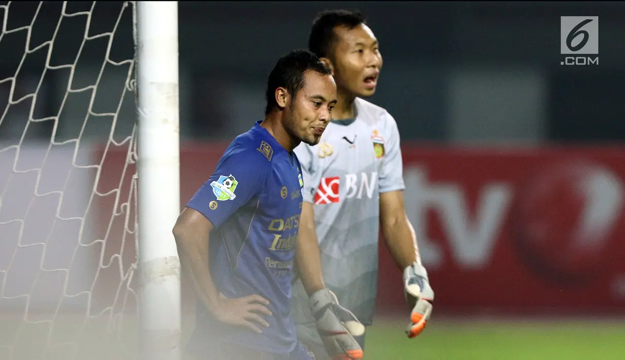 Kapten tim Persib, Atep (kiri) melupkan kekecewaan saat gagal mencetak gol ke gawang Bhayangkara FC dilanjutan Liga 1 Indonesia di Stadion Patriot Candrabhaga, Bekasi, Minggu (4/6). Bhayangkara FC menang 2-0. (Liputan6.com/Helmi Fithriansyah)