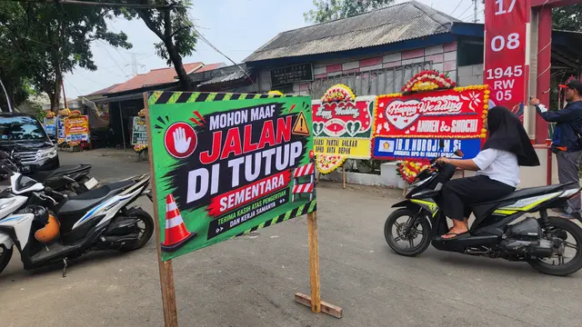 Jalan menuju TPA Cipayung ditutup gara-gara hajatan pernikahan anak anggota DPRD Depok. (Liputan6.com/Dicky Agung Prihanto)
