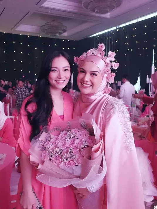 Asmirandah tampil dibalut dress pink lengan 3/4 kerah v neck yang membuatnya tampil elegan. [@asmirandah89]