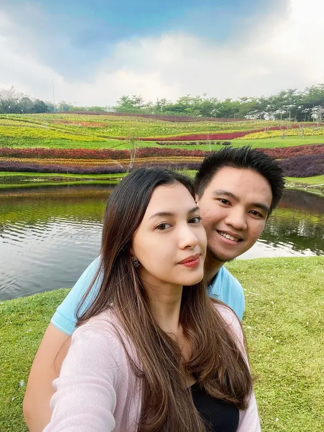 7 Potret Alisia Rininta Bersama Suami saat Traveling yang Selalu Tampil Kompak