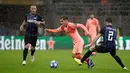 Gelandang Barcelona, Philippe Coutinho berusaha melewati bek Inter Milan, Sime Vrsaljko saat bertanding pada grup B Liga Champions di Giuseppe Meazza, Italia (6/11). Inter imbang dengan Barcelona 1-1. (AP Photo/Luca Bruno)