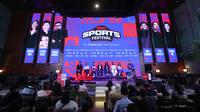 Chief Marketing Officer (CMO) Vidio Teguh Wicaksono (kiri) bersama Liliyana Natsir (Legenda Bulutangkis Indonesia – ketiga kiri), Bambang Pamungkas (Legenda Timnas Sepak Bola – keempat kiri), Hanif Sjahbandi (Pemain Timnas/Persija), dan Tisya Amallya Putri (Setter Terbaik Proliga 2025) saat memberikan keterangan terkait Vidio Sport Festival 2025 di Midaz Jakarta, Rabu (15/10/2025). (Bola.com/M Iqbal Ichsan)