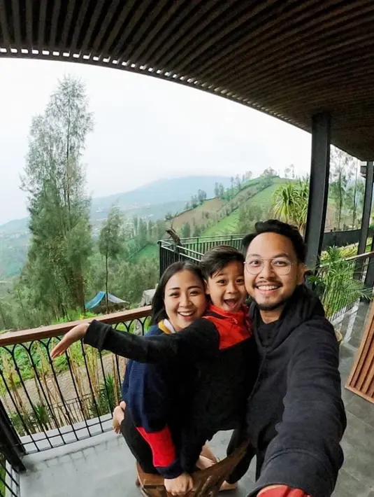 Salah satu liburannya ialah mengunjungi Gunung Bromo. Lengkap dengan jaket tebal, Astrid bersama dengan suami maupun anaknya menikmati keindahan alam di kawasan Bromo Tengger Semeru. (Liputan6.com/IG/@astridbasjar)