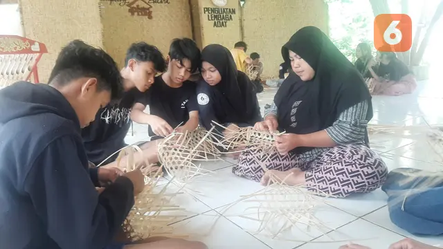 Pengerajin besek mulai mengayam untuk menghasilkan besek yang baik (Hermawan Arifianto/Liputan6.com)