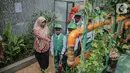 Petugas memberikan penjelasan bercocok tanam metode hidroponik terhadap anak-anak SD Laboratorium Jakarta di Balaikota Farm, Jakarta, Selasa (15/10/2019). Kegiatan belajar di luar ruangan ini untuk mengenal bibit, cara menanam, nutrisi dan media tanam hidroponik. (Liputan6.com/Faizal Fanani)