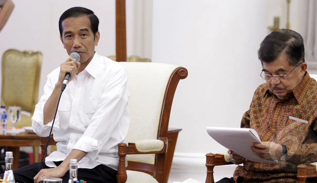 Presiden Joko Widodo (kiri) didampingi Wakil Presiden Jusuf Kalla memimpin rapat bersama kabinet kerja di Istana Bogor, Jawa Barat, Senin (16/2/2015). (Liputan6.com/Faizal Fanani)
