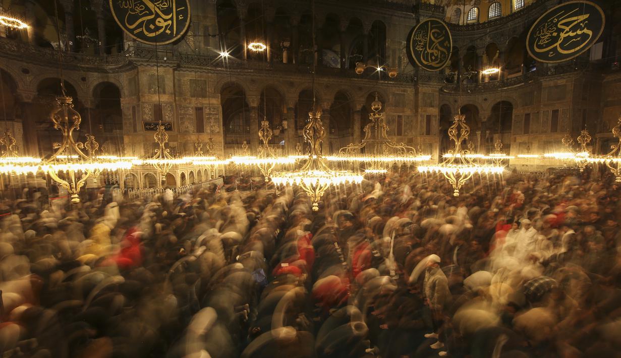 Umat ​​Islam melaksanakan sholat tarawih pertama Ramadhan di Turki di masjid Hagia Sophia di Istanbul, Rabu, 22 Maret 2023. (AP Photo/Emrah Gurel)