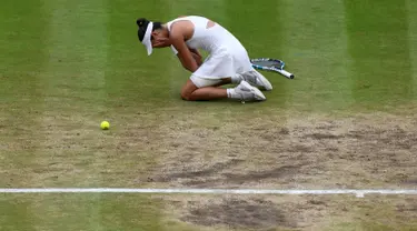 Petenis Spanyol, Garbine Muguruza bereaksi setelah mengalahkan petenis AS Venus Williams pada final turnamen grand slam Wimbledon di London, Sabtu (15/7). Muguruza menang dua set langsung 7-5 6-0 atas Venus. (Facundo Arrizabalaga/Pool Photo via AP)