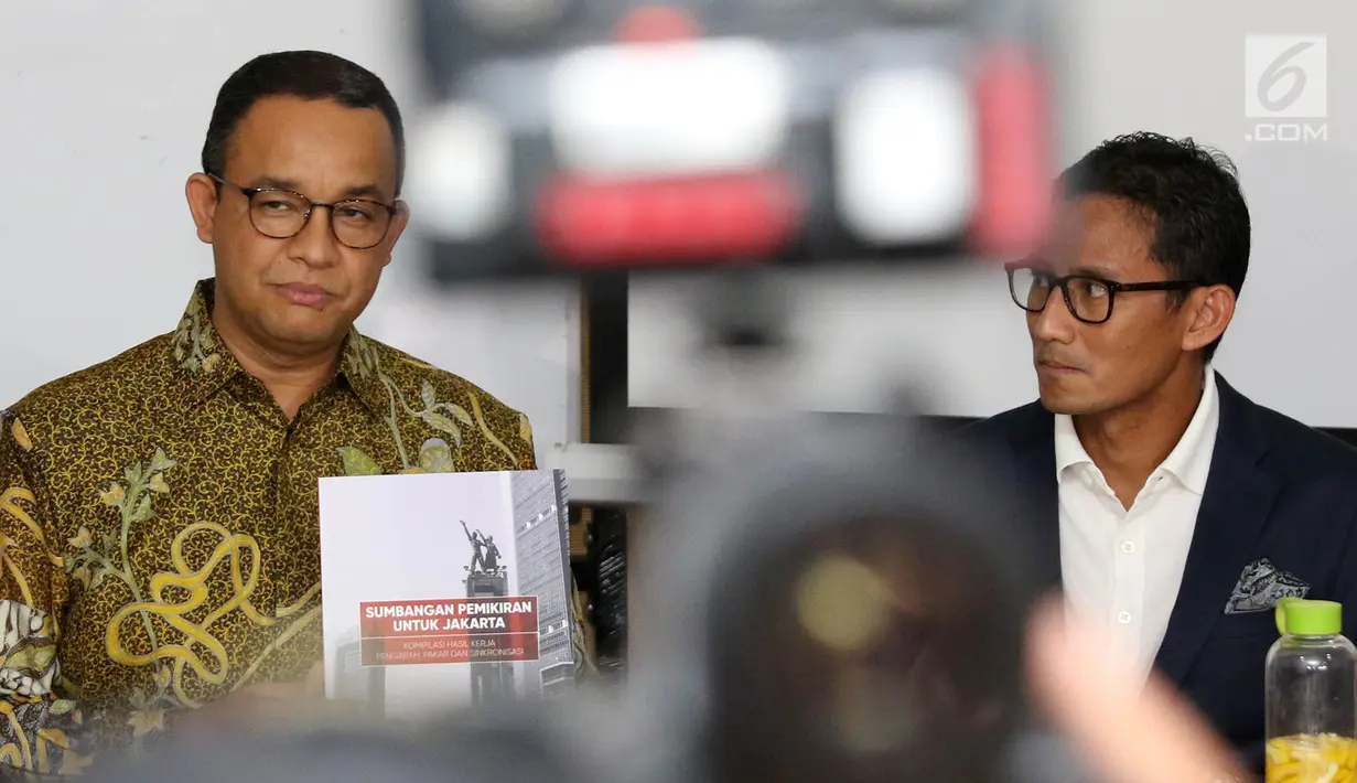 Gubernur dan Wakil Gubernur terpilih DKI Jakarta, Anies Baswedan dan Sandiaga Uno menghadiri penyerahan laporan hasil kerja tim sinkronisasi di Jakarta, Jumat (13/10). (Liputan6.com/Immanuel Antonius)