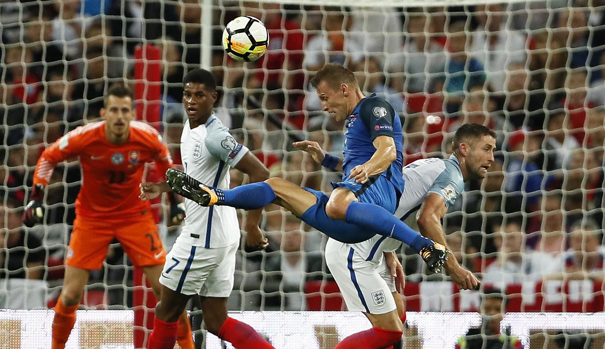 Pemain Inggris, Jordan Henderson (kanan) berduel dengan pemain Slovakia, Jan Durica pada laga grup F kualifikasi Piala Dunia 2018 di Wembley stadium, London, (4/9/2017). Inggris menang 2-1. (AP/Kirsty Wigglesworth)