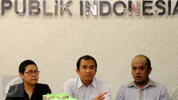Aktivis Walhi, Muhnur Satyahaprabu (tengah) memberikan pernyataan terkait konflik tambang Lumajang di Komnas HAM, Jakarta, Senin (28/9/2015). Muhnur menyayangkan peristiwa yang terjadi di Lumajang pada 26 September lalu. (Liputan6.com/Helmi Fithriansyah)