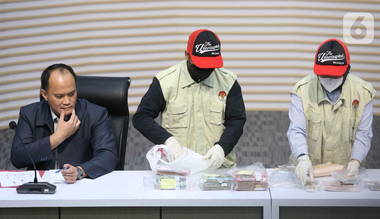 Dalam kegiatan OTT tersebut, KPK menyita barang bukti uang sejumlah Rp 135 juta disita dari kediaman pribadi Bupati Lampung Tengah, Ardito Wijaya. Tampak dalam foto, petugas memperlihatkan barang bukti penangkapan Bupati Lampung Tengah, Ardito Wijaya, di Gedung Merah Putih Komisi Pemberantasan Korupsi (KPK), Jakarta, Kamis (11/12/2025). (Liputan6.com/Helmi Fithriansyah)