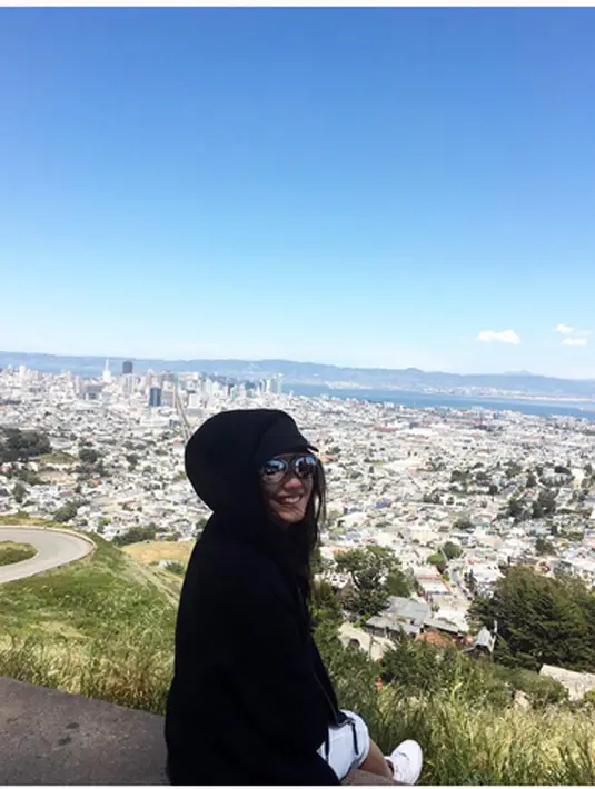 Dalam foto itu, Pevita berdiri di tengah para penonton dengan mengenakan topi, tersenyum membelakangi kamera menoleh ke belakang dengan senyum ke arah kamera. (Instagram/pevpearce)