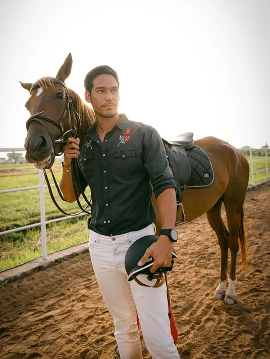 <p>Diketahui Richard Kyle dan Claus Schmidtt juga bersahabat dekat hingga sang fotografer bahkan menyebut mantan kekasih Jessica Iskandar itu dengan sebutan bestie. (FOTO: instagram.com/richo_kyle/)</p>
