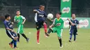 Kontestan MILO Road to Barcelona (kanan) berduel dengan pemain dari Zapello Coaching pada laga latih tanding di International School Clubs of Indonesia, Cirendeu, (15/7/2017). (Bola.com/Nicklas Hanoatubun)