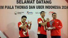Kapten tim bulu tangkis putra Indonesia untuk Thomas Cup 2024, Fajar Alfian (tengah) dan kapten tim bulu tangkis putri Indonesia untuk Uber Cup 2024, Apriyani Rahayu (kiri) mendapatkan sambutan dari Sekjen PP PBSI, Fadil Imran di Gedung VVIP Terminal 3 Bandara Soekarno Hatta, Tangerang, Banten, Senin (06/05/2024). (Bola.com/M Iqbal Ichsan)