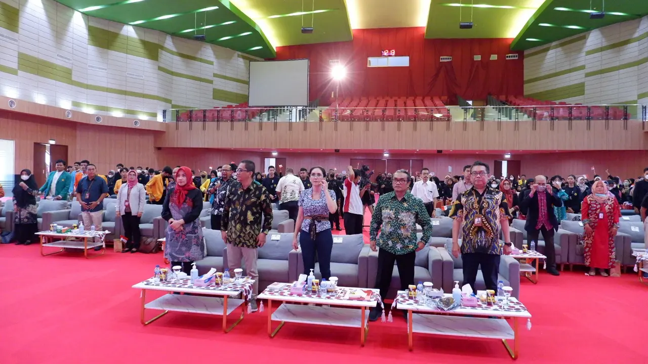 Anggota DPR RI Fraksi PDI Perjuangan Rieke Diah Pitaloka memberikan kuliah umum di Universitas Jember (Unej) pada hari ini, Kamis (8/12/2022).
