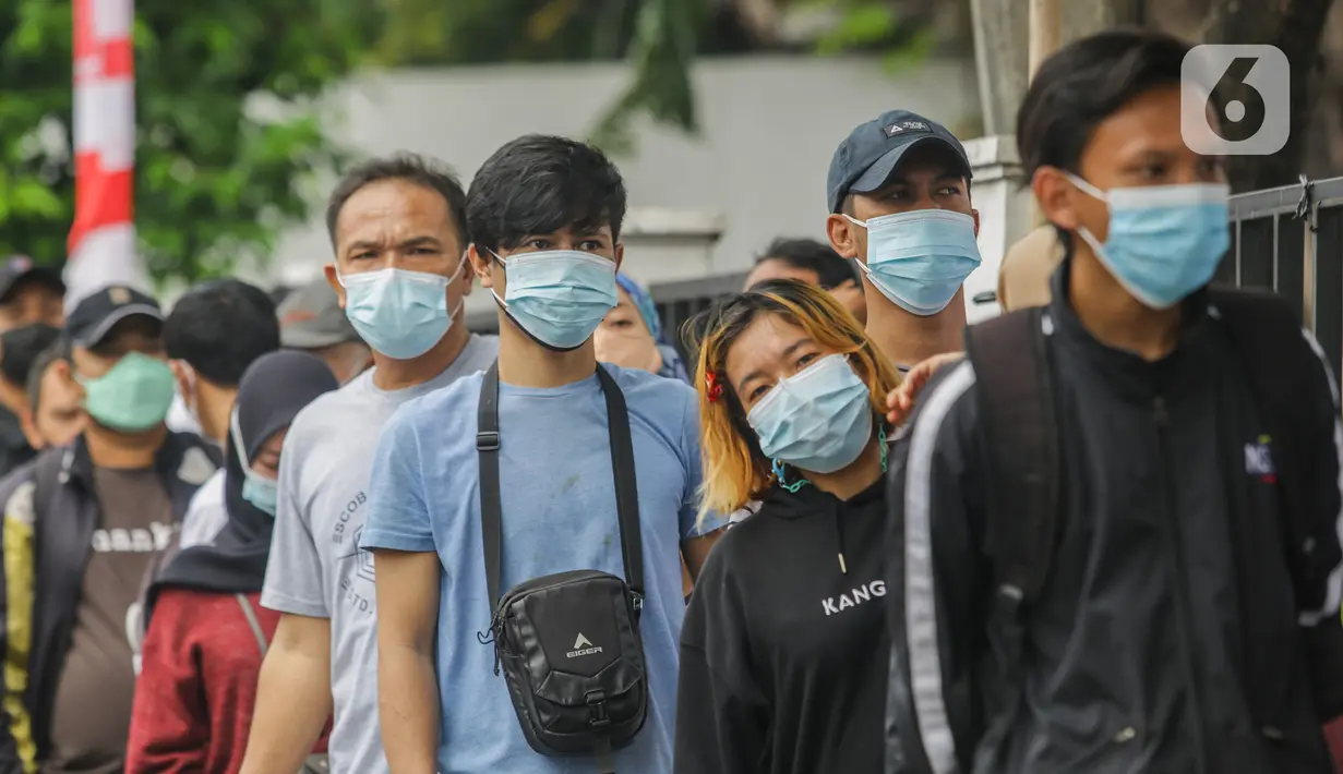 Warga menunggu mengikuti program vaksinasi massal Covid-19 di PMI Kota Bekasi, Jawa Barat, Sabtu (21/08/2021). PMI Kota Bekasi bekerjasama dengan Puskesmas Marga Jaya melaksanakan vaksinasi Covid-19 secara massal untuk 2000 peserta. (Liputan6.com/Herman Zakharia)