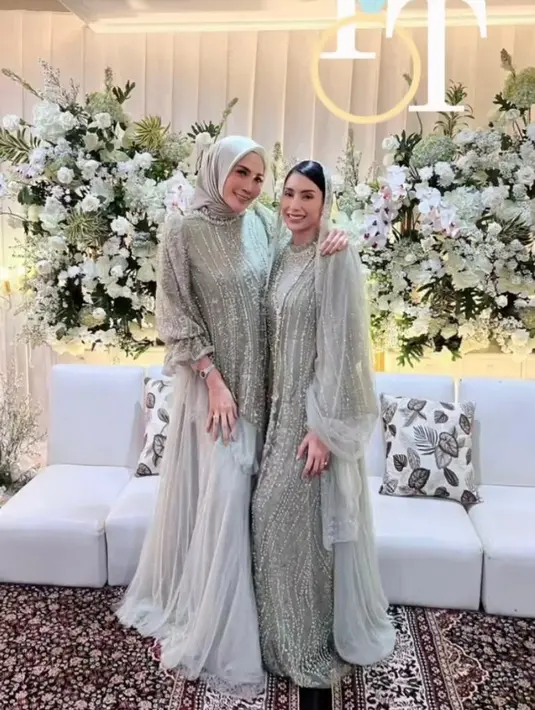 Penampilan sang calon pengantin sontak mencuri perhatian. Di hari bahagia itu, aktris 26 tahun itu tampil menawan dalam balutan gaun berwarna hijau sage. [Instagram/tyasmirasih]