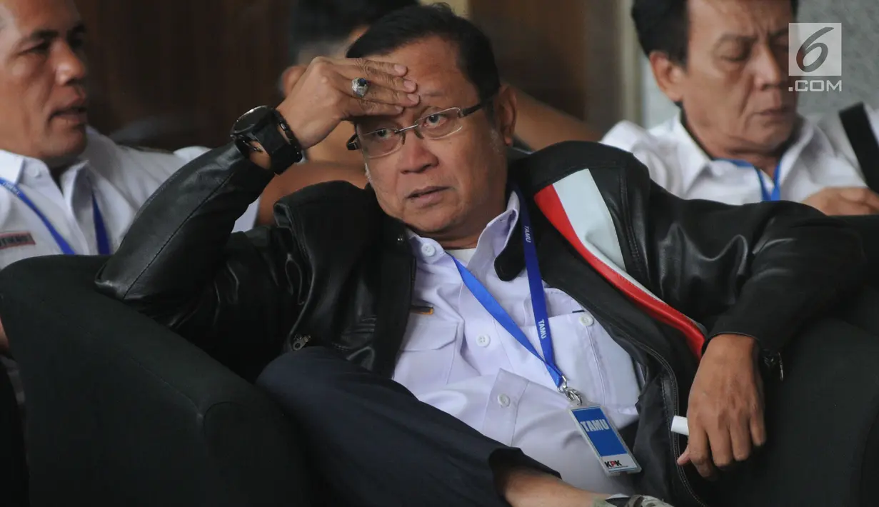 Direktur Utama PT Kereta Api Indonesia Edi Sukmoro duduk menunggu di lobi gedung KPK, Jakarta, Senin (12/08/2019). Edi Sukmoro akan menemui pempinan KPK untuk melakukan konsultasi pencegahan tindak pidana korupsi. (merdeka.com/Dwi Narwoko)