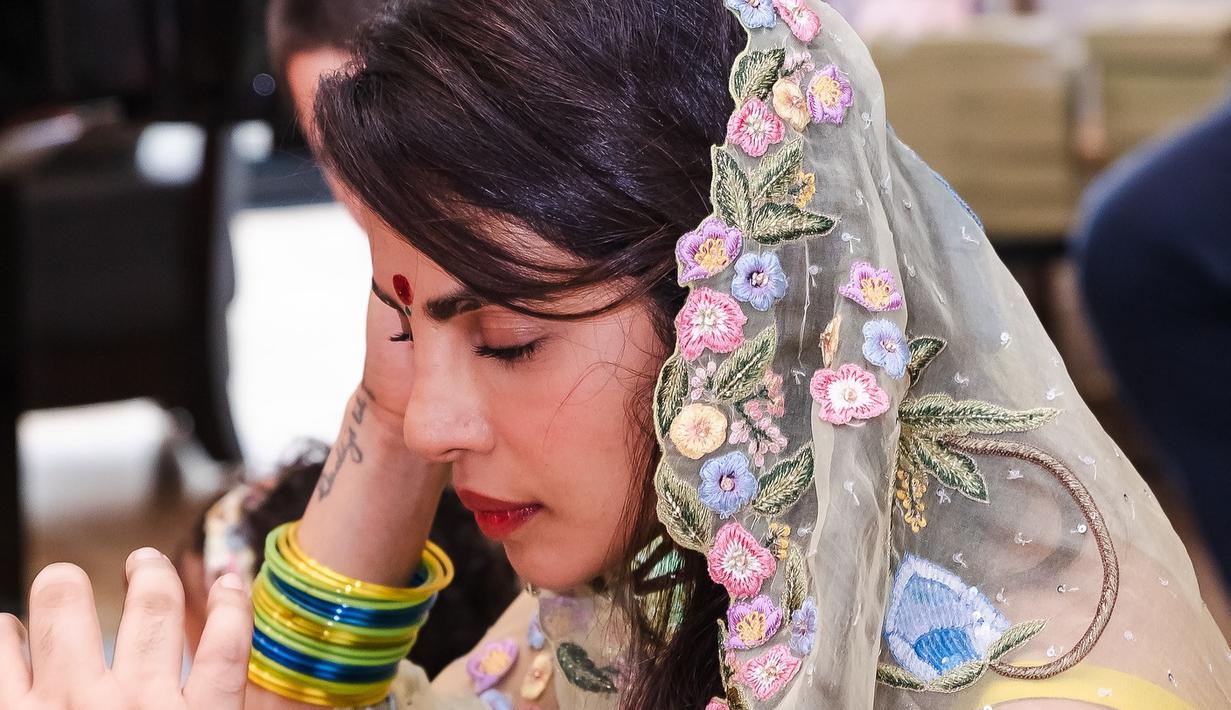 <p>Ketenaran 'The Sky is Pink' melengkapi penampilan etniknya dengan perhiasan minimal, termasuk anting-anting menjuntai dan gelang biru dan kuning. Priyanka membiarkan rambutnya terurai dengan gaya belah samping sambil memamerkan riasan alaminya yang berkilau. (Foto: Intagram/ priyankachopra)</p>