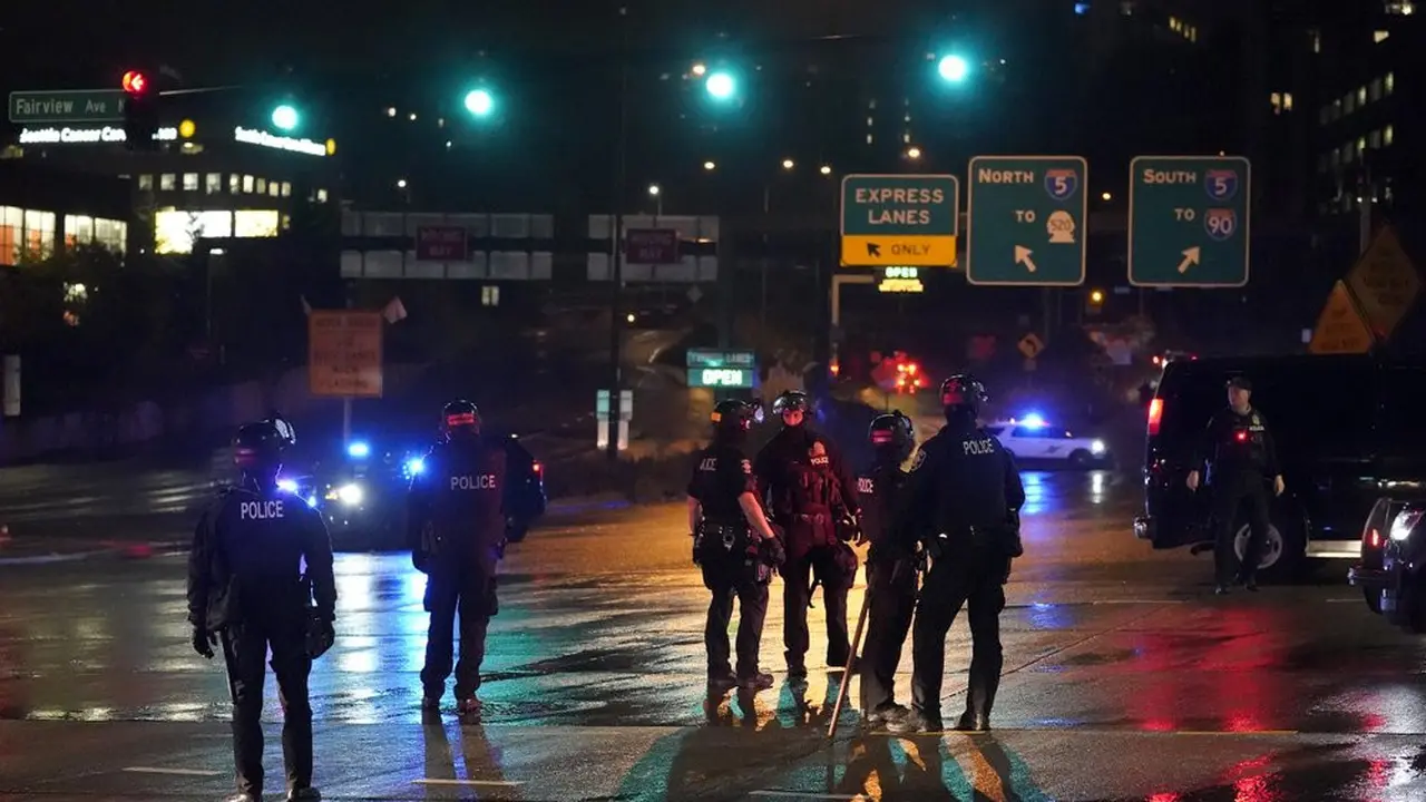 Polisi memblokir pintu masuk jalan raya ketika orang-orang berdemo pada malam pemilu AS di Seattle, pada Selasa (3/10/2020). (Photo credit: AP Photo/Ted S. Warren)