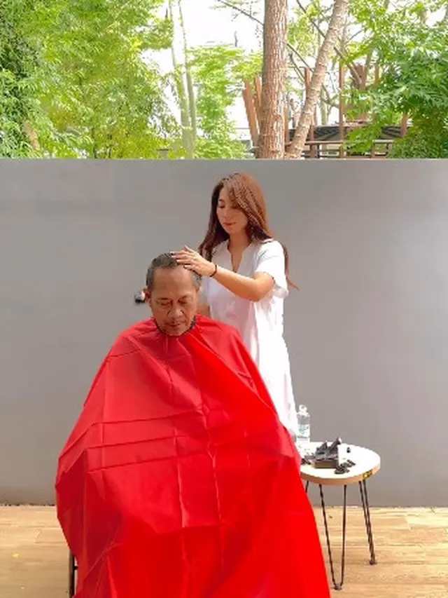 Bikin Haru, Ini 7 Momen Dinda Kirana Cukur Rambut Ayah yang Alami Stroke