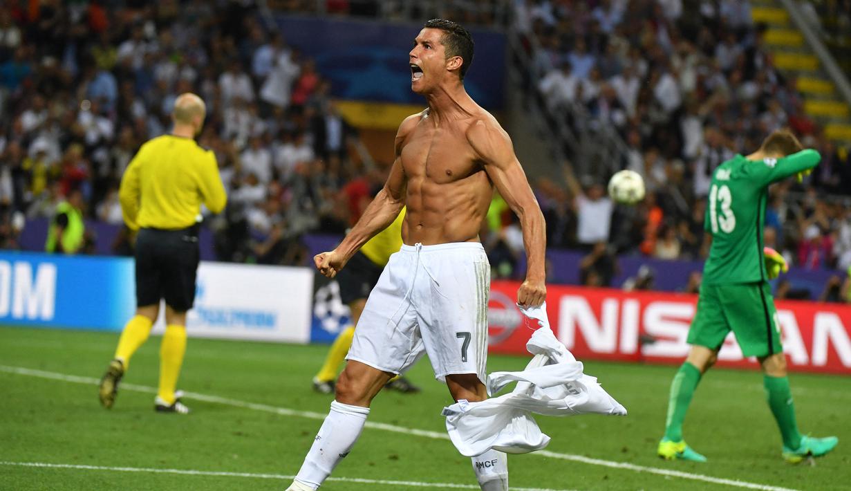 Final musim 2015/2016. Real Madrid dan Atletico Madrid kembali bertemu di laga final Liga Champions musim 2015/2016. Laga yang digelar di San Siro Stadium, Milan, Italia (28/5/2016) itu kembali jadi milik Cristiano Ronaldo dan kawan-kawan usai menang 5-3 melalui adu penalti. Kedua tim bermain imbang 1-1 di waktu normal hingga perpanjangan waktu lewat gol-gol Sergio Ramos di menit ke-15 yang berhasil disamakan oleh Yannick Carrasco di menit ke-79. (AFP/Gerard Julien)