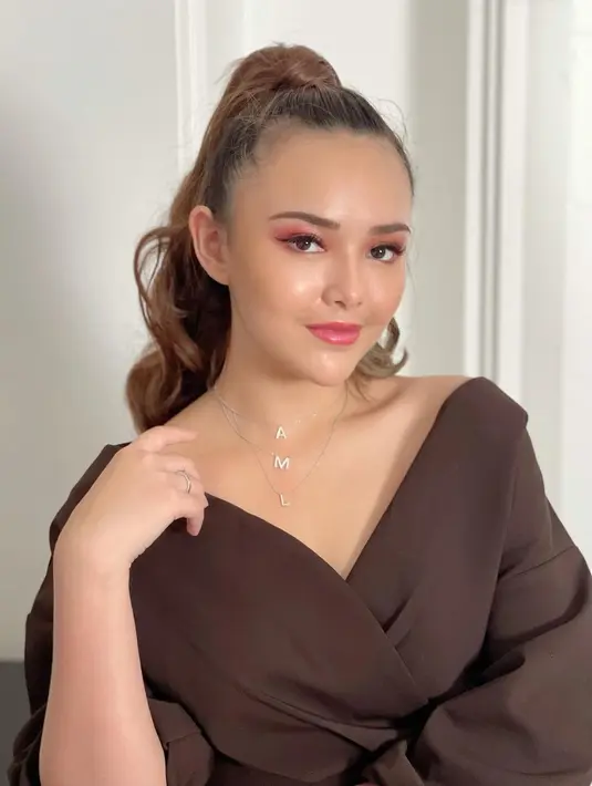 Bosan dengan rambut pendek? Bagaimana kalau mencoba extention ponytail dengan tekstur rambut wavy yang memberi look glamor seketika (Foto: Instagram @amandamanopo)