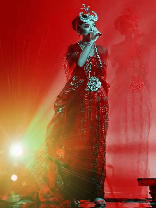 Krisdayanti Lemos tampil membara dengan dress tenun merah dan outer panjang [@krisdayantilemos]