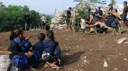 Masyarakat adat Suku Baduy luar melakukan ritual  rangkaian tradisi adat Ngaseuk di kampung Karangkerit, desa Bojong Menteng, Banten, Senin (1/11/2021). Tradisi Ngaseuk merupakan musim tanam untuk suku Baduy yang nanti hasil panen untuk upeti pemerintah daerah. (Liputan6.com/Herman Zakharia)