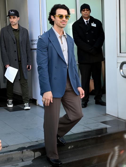 <p>Joe Jonas menghadiri upacara &ldquo;The Hollywood Walk of Fame Star untuk menghormati "The Jonas Brothers". Ia tampil mengenakan total look FENDI Men's Spring/Summer 2023, dari jas biru dipadukan celana cokelat.&nbsp; credit: FENDI</p>