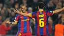 Selebrasi gol dari dua pemain Barcelona, Xavi (kanan) dan Dani Alves ketika mengalahkan Shakhtar Donetsk 5-1 dalam leg pertama perempat final Liga Champions di Nou Camp, 6 April 2011. AFP PHOTO/LLUIS GENE