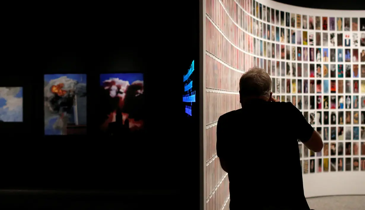 Fotografer saat mengambil gambar karya lukis yang dipamerkan di National September 11 Memorial and Museum, Manhattan, AS (1/9). Pameran ini akan dibuka untuk umum pada 12 September mendatang. (REUTERS/Andrew Kelly)