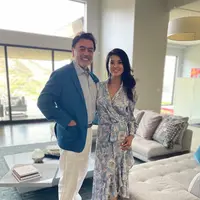 Kompak tampil serba biru bersama suami, gaya Farah Quinn dengan wrap dress floral bisa jadi inspirasi summer outfit. [Foto: IG/farahquinnofficial].