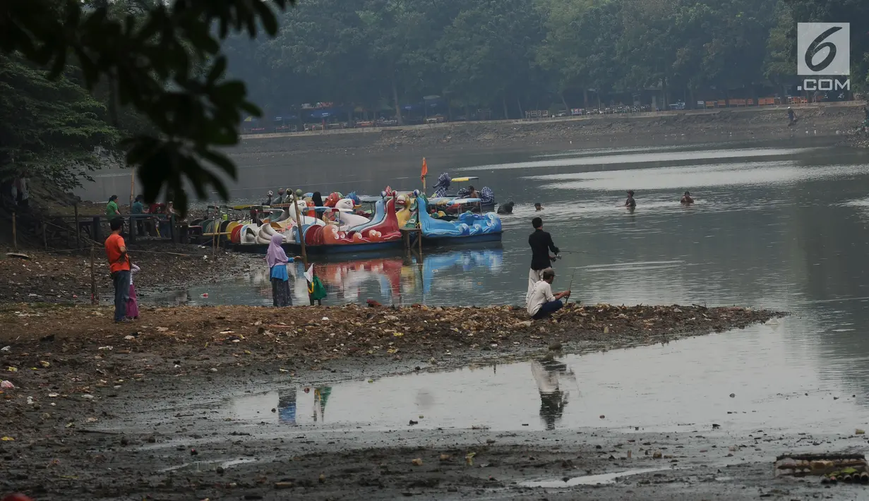 Beberapa sepeda air bersandar di Setu Babakan yang sedang surut, Jakarta, Jumat (7/7). Menurut petugas, air sengaja disurutkan terkait proyek pengerukan di sekitar hulu Setu Babakan. (Liputan6.com/Helmi Fithriansyah)