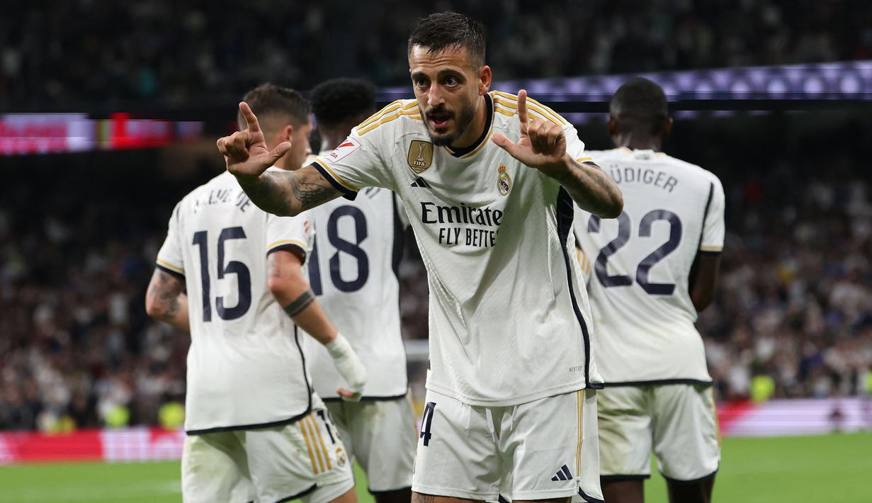 Selebrasi striker Real Madrid, Joselu setelah mencetak gol kedua timnya ke gawang Real Sociedad pada laga pekan kelima Liga Spanyol 2023/2024 di Santiago Bernabéu Stadium, Madrid, Senin (18/9/2023) dini hari WIB. (AFP/Pierre-Philippe Marcou)