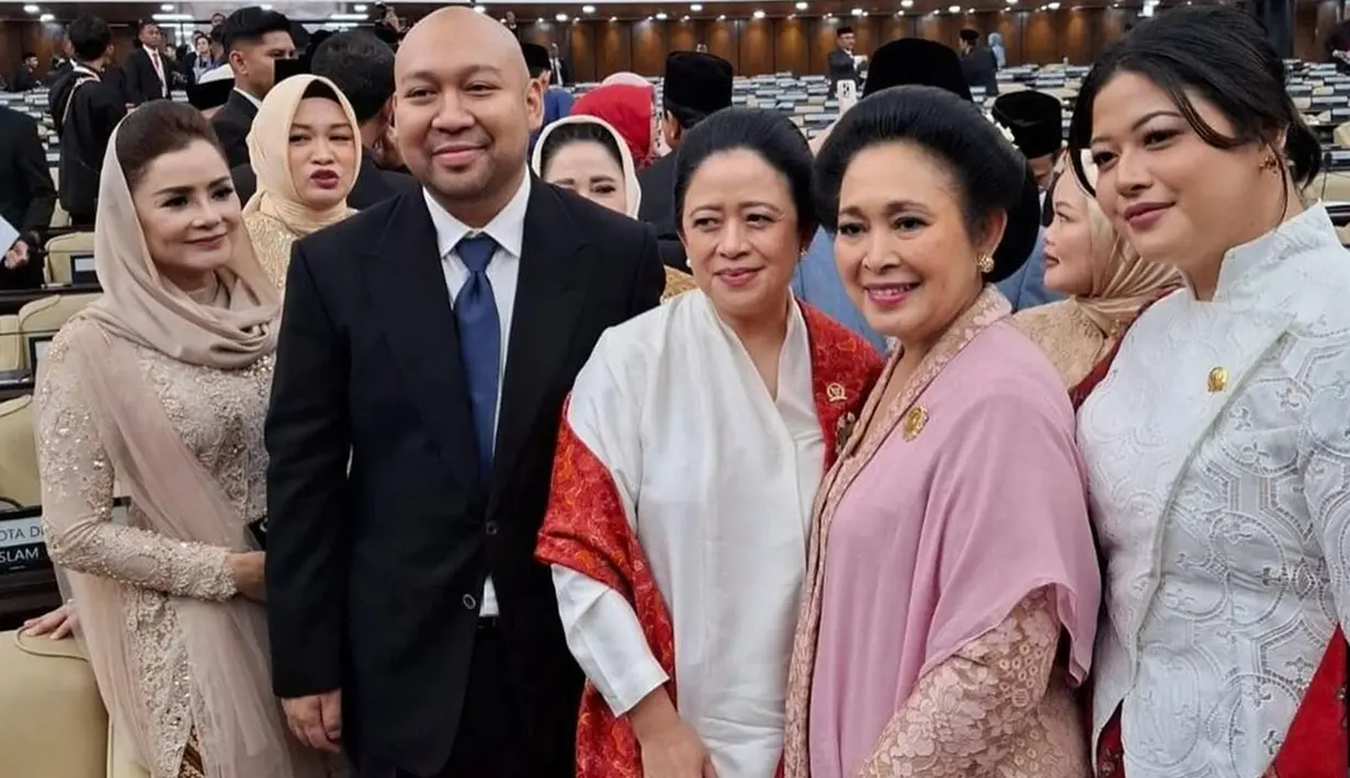 Dalam momen kebersamaan yang begitu hangat tersebut, Titiek menyelipkan caption memohon doa restu agar bisa menjalankan tugas sebagai wakil rakyat dengan sebaik-baiknya. Pada periode ini, Puan kembali menjadi Ketua DPR RI, sementara itu Titiek ditunjuk sebagai Ketua Komisi IV DPR RI.(Liputan6.com/IG/@titieksoeharto)
