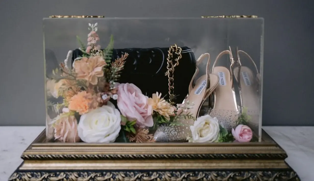 Rendi John pun memberikan seserahan barang branded untuk Glenca sebuah tas Tory Burch dan heels Steve Madden. @seserahan_id