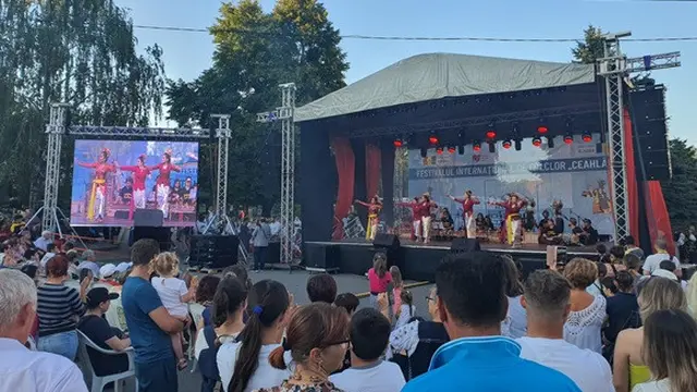 KBRI Bucharest bekerja sama dengan komunitas seni Indonesia di Bucharest menggelar Pentas Seni Budaya pada Festival Internasional Ceahlaul Piatra Neamț 2022 dalam rangka peringatan Hari Ulang Tahun (HUT) Kemerdekaan RI ke-77. (Dok: Kemlu RI)