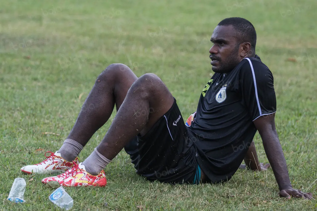 Bola.com, Persipura Jayapura, Dominggus Fakdawer, Perseru Serui