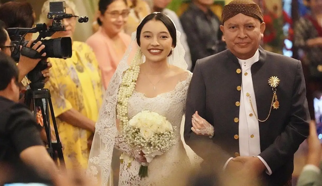 Penampilan Nadia disempurnakan dengan pulasan clean makeup look yang flawless. Sementara rambutnya ditata sanggul klasik dan dihiasi ronce melati yang memperindah keseluruhan penampilan.  [@sorayahaque]