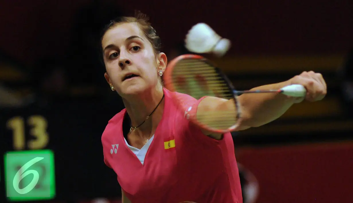 Juara dunia 2014 Carolina Marin (Spanyol) saat tampil melawan pebulutangkis Malaysia, Tee Jing Yi di Total BWF Championships 2015 di Jakarta, Selasa (11/8/2015). Carolina Marin unggul 19-21, 21-14, 21-13. (Liputan6.com/Helmi Fithriansyah)
