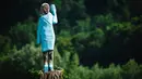 Patung kayu yang menampilkan sosok Melania Trump di pinggiran Sevnica, Slovenia, 5 Juli 2019. Patung raksasa seukuran manusia itu  menampilkan sosok Melania yang mengenakan gaun biru yang dikenakan pada pelantikan suaminya tahun 2017. (Jure Makovec/AFP)