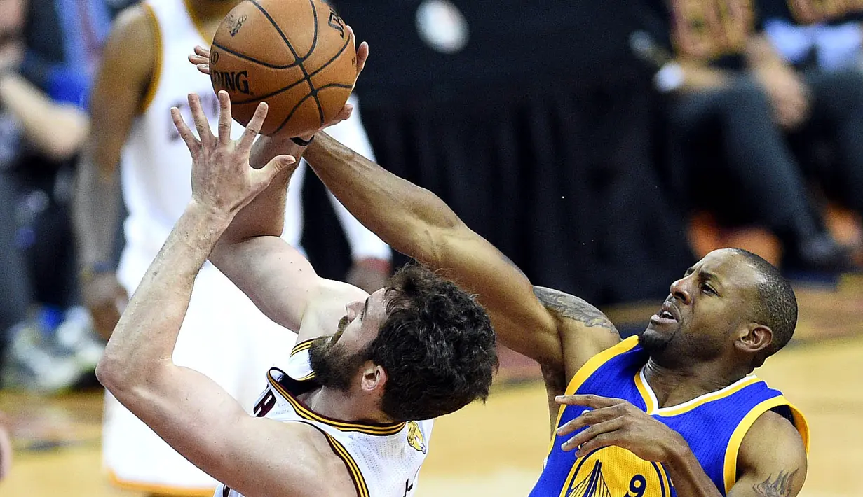 Pemain Cavaliers, Kevin Love #0 mencoba melakukan tembakan saat dihadang pemain Warriors, Andre Iguodala #9 pada game ke-6 Final NBA di Quicken Loans Arena, Jumat (17/6/2016) WIB. (Mandatory:Bob Donnan-USA TODAY Sports)