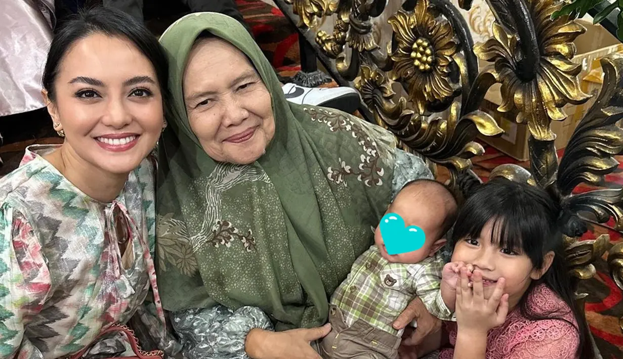Tidak hanya berdua, anak bungsu Ririn yaitu Abigail Cattleya Putri juga ikut dalam acara keluarga tersebut. Momen itu sekaligus memperlihatkan betapa hubungan mertua dan menantu ini saling menyayangi. Kebersamaan mereka terasa penuh kasih sayang. (Liputan6.com/IG/@ririnekawati)