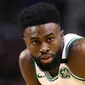 Pebasket Boston Celtics, Jaylen Brown, saat melawan Cleveland Cavaliers pada laga NBA di TD Garden, Boston, Minggu (27/5/2018). (AFP/Maddie Meyer)