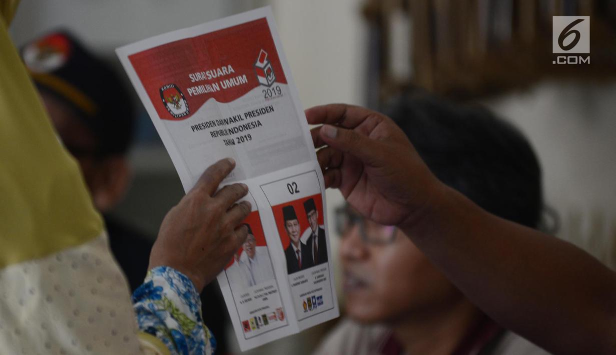 Warga melihat kertas suara sebelum pemungutan suara ulang (PSU) Pemilu 2019 di TPS 18 Malakasari, Duren Sawit, Jakarta Timur, Sabtu (27/4). Pelaksanaan PSU di 8 TPS wilayah Jaktim karena banyaknya pemilih yang menggunakan e-KTP tanpa memiliki A5 saat hari pencoblosan. (merdeka.com/Imam Buhori)