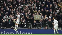 Striker Tottenham Hotspur, Harry Kane (kiri) berselebrasi usai mencetak gol ke gawang Olympiakos pada pertandingan Grup B Liga Champions di Stadion Tottenham Hotspur di London utara (26/11/2019). Kane mencetak dua gol dan mengantar Tottenham menang telak 4-2 atas Olympiakos. (AFP Photo/Glyn Kirk)